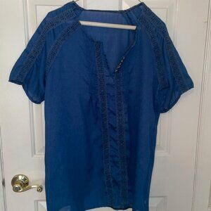 Short-sleeve blue blouse with lace details, size XXL